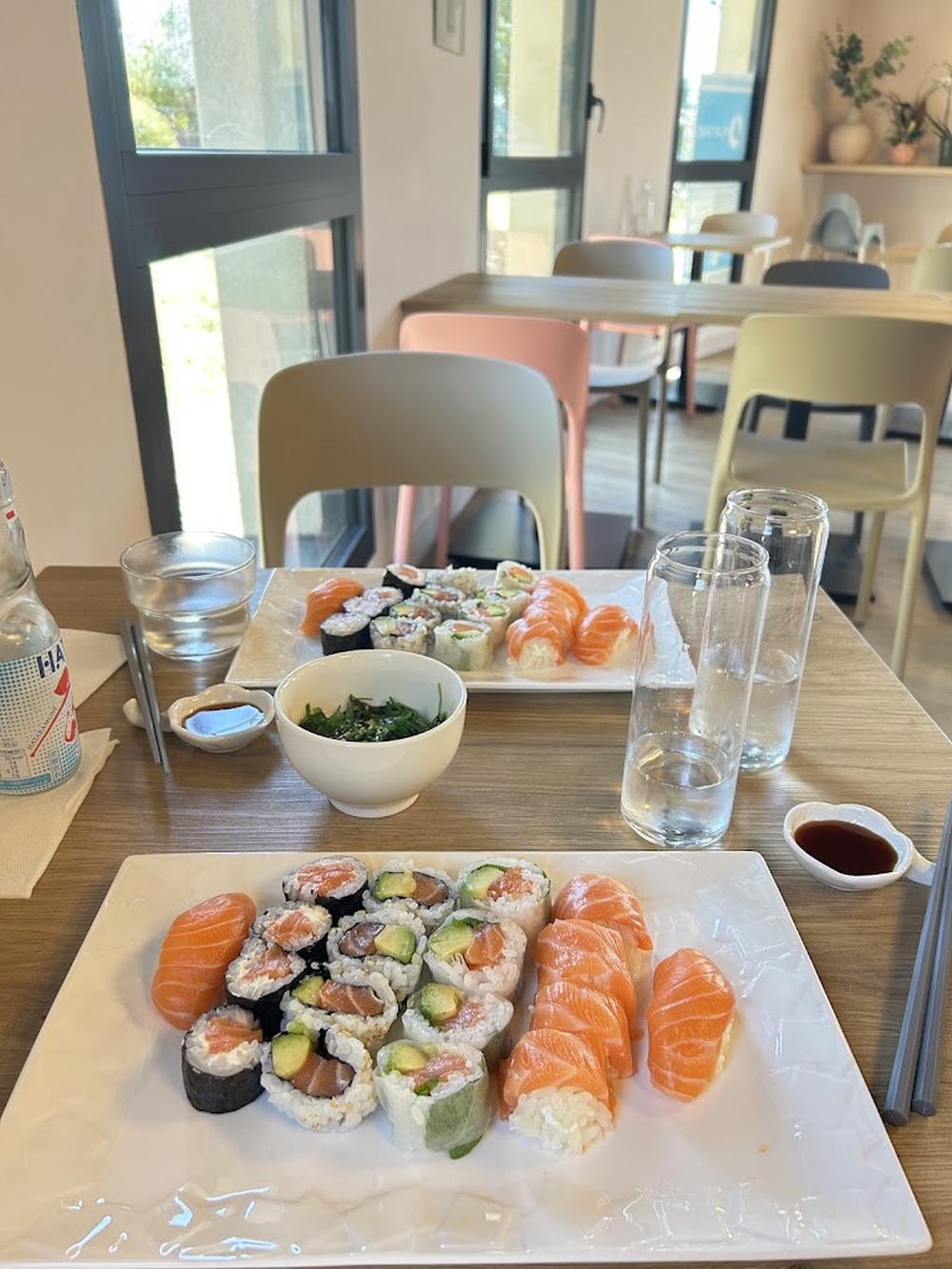 Plateau de makis, uramaki et nigiri saumon servi en salle